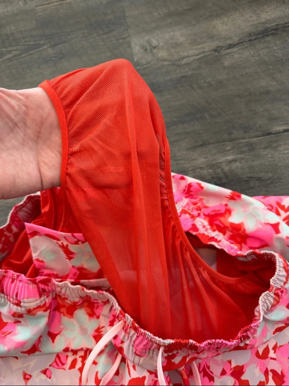 Vineyard Vines Medium Pink & Red Tropical Floral Chappy Swim Trunks NWOT‎